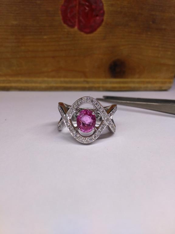 Bague saphir rose ovale et diamants