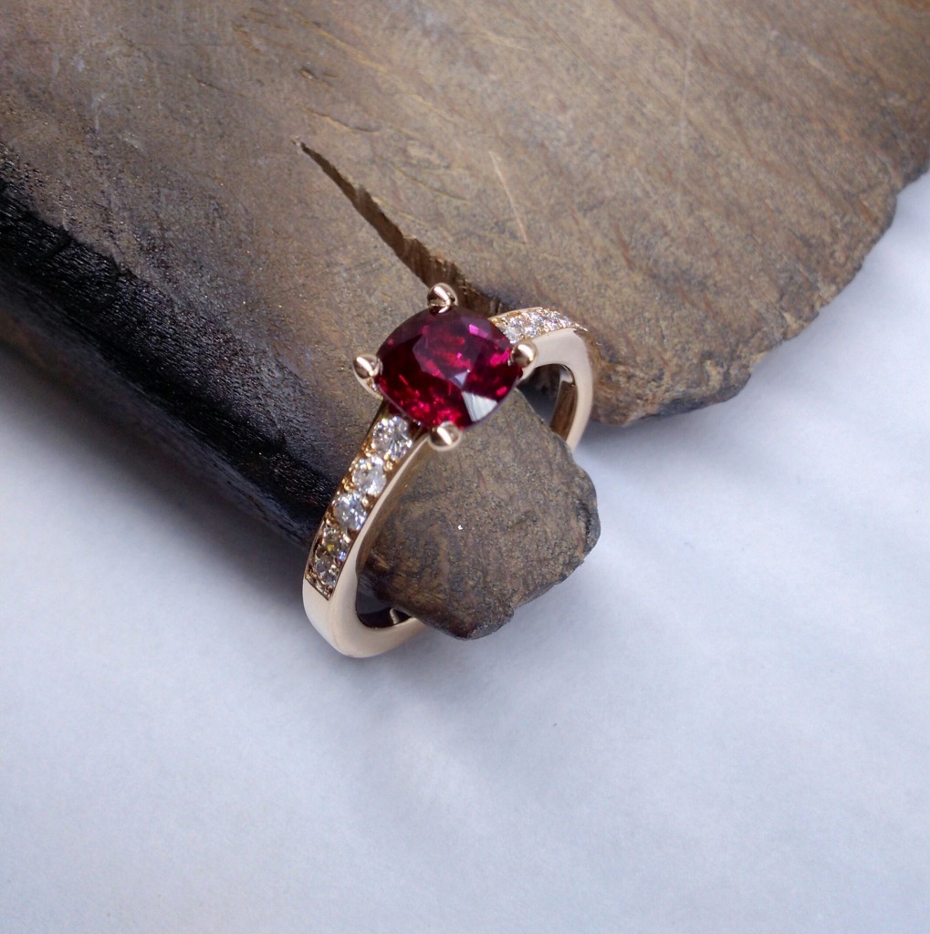 Bague en or rose 750/1000ème, sertie d'un rubis du Mozambique de 1,35cts et accompagné de diamants.